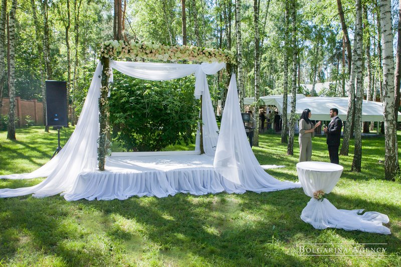 Свадебная арка на открытой территории