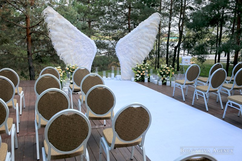 Свадебная церемония с аркой из крыльев