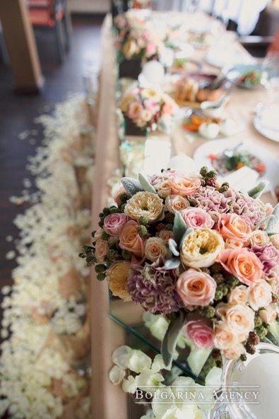 Оформление свадебного стола живыми цветами